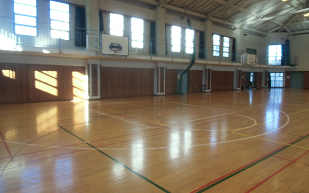 千葉県松戸市中学校の現場です。以下も同様です。バスケットボールコートライン部分変更工事の仕上がり写真になります。