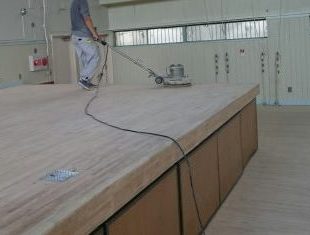 中学校体育館改修工事１回目の塗装