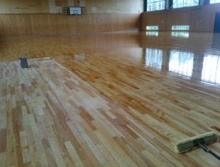 長野県内体育館床の塗装作業
