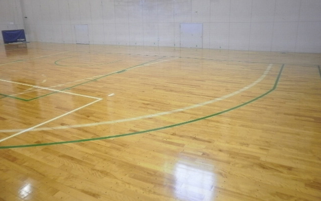 床研磨塗装見積もり依頼にて現場調査に伺った際のバスケットボールコートラインのようす
