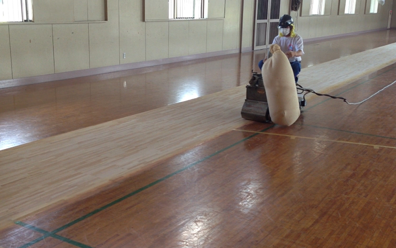 ７月に床研磨塗装にてスポーツフロアーを再生する予定です。
