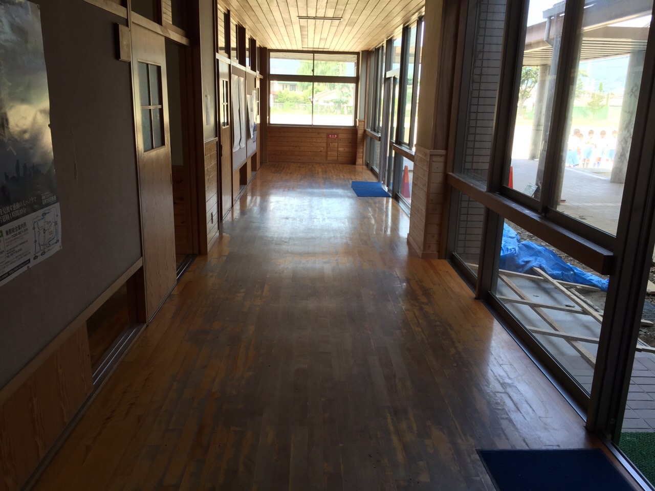 木床研磨塗装施工前・廊下