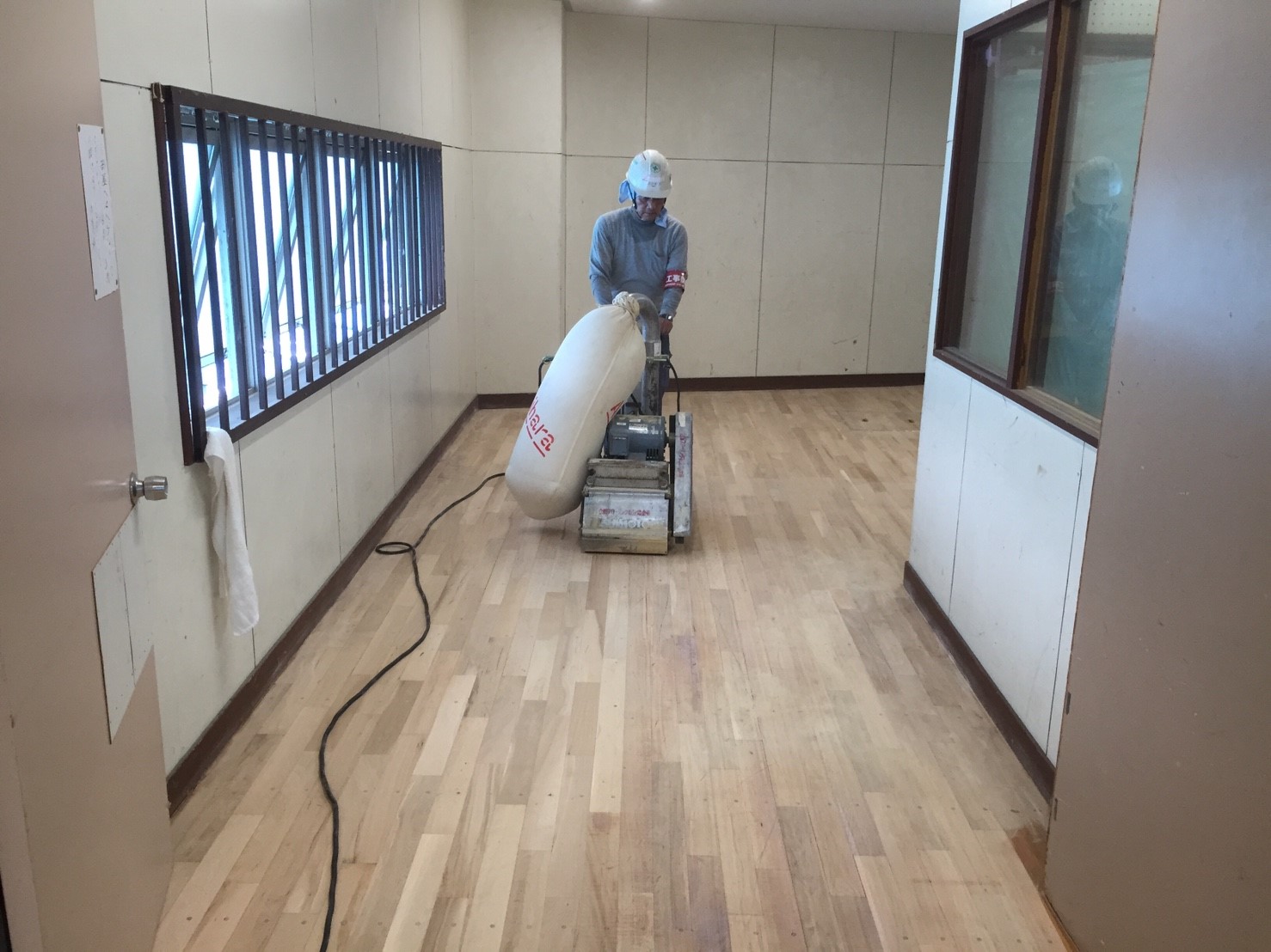松本市内学校教室7部屋研磨塗装工事終了