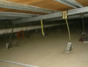 体育館床下の状態