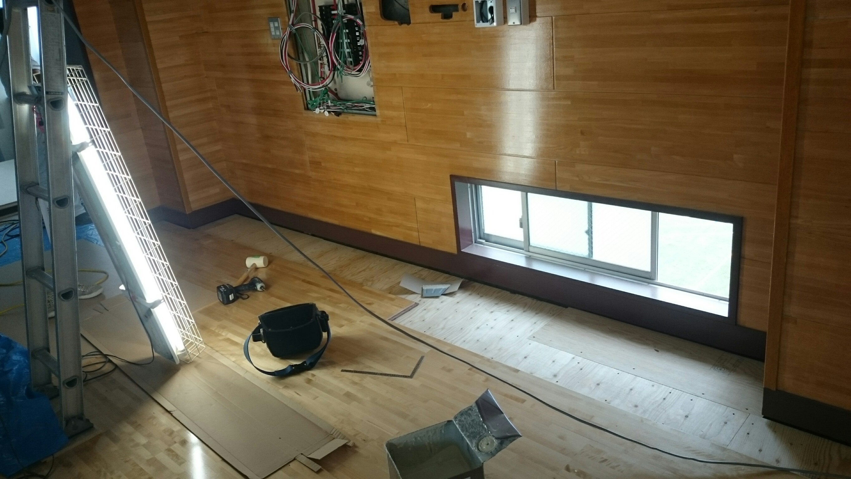 小学校体育館フローリング